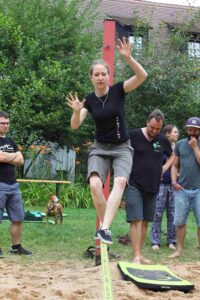 Lena übt sogar auf der Slackline Grifffolgen