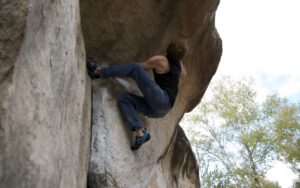 David hält das Fingerloch im Dach