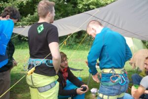 Nach dem aufstehen gabs erst mal kleine Lehrgänge zum Thema doppelter Bulinknoten und zum Legen eines weichen Auges