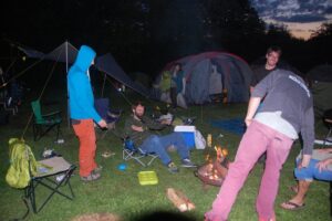 ... als es dann endlich dunkel war, konnten wir unser persönliches Highlight - das Saunafass - erproben und ein paar Runden schwitzen. Die Vorfreude darauf war groß.