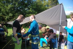 der Vadder kontrolliert das Werk seines Schützlings