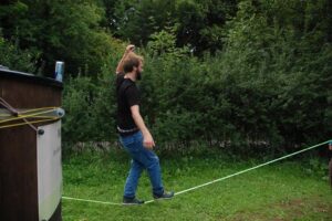 So ein Saunafass ist multifunktionell, man kann auch eine Slackline daran befestigen