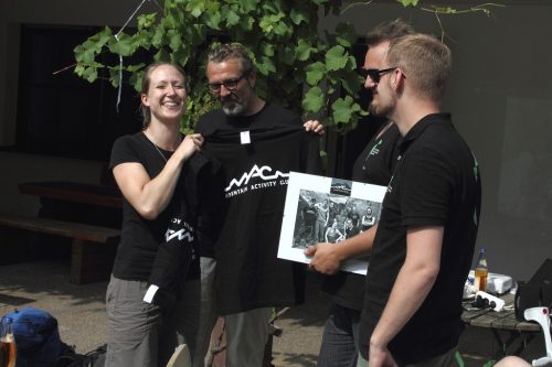 Lena und Norbert bei der Geschenkübergabe an den BDKJ